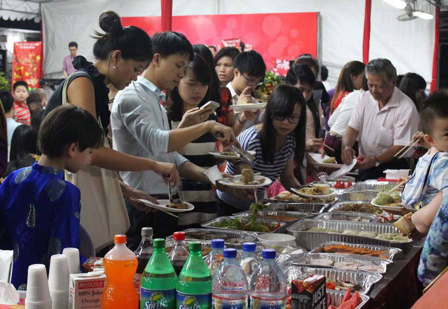 Thưởng thức các món ăn truyền thống ngày Tết. (Ảnh: Lê Hải/Singapore)