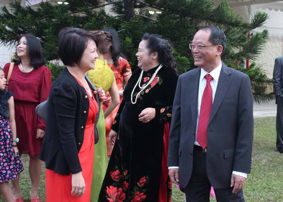 Niềm vui khi gặp mặt. (Ảnh: Lê Hải/Singapore)