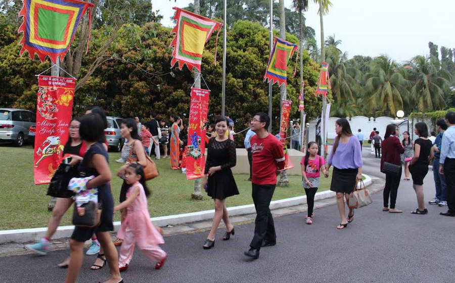 Mọi người nô nức kéo nhau đi dự lễ hội. (Ảnh: Lê Hải/Singapore)