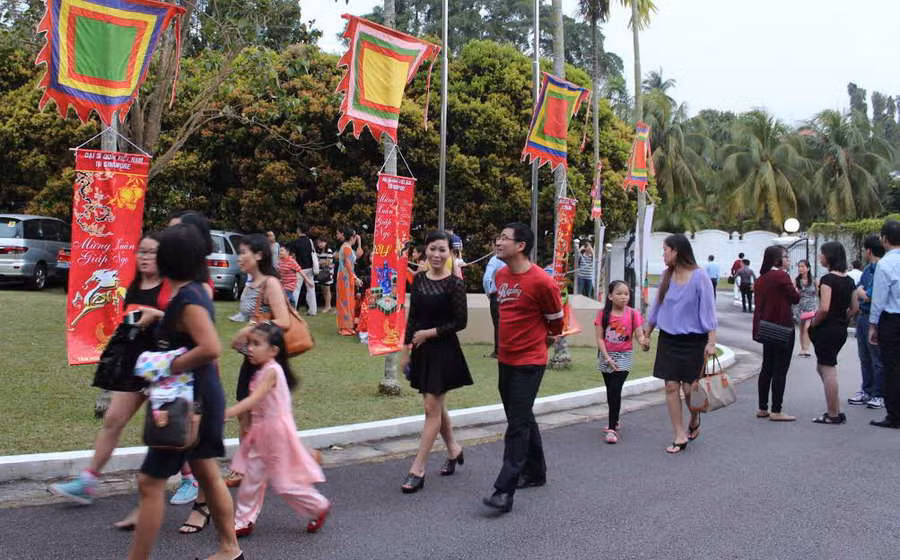 Mọi người nô nức kéo nhau đi dự lễ hội. (Ảnh: Lê Hải/Singapore) 
