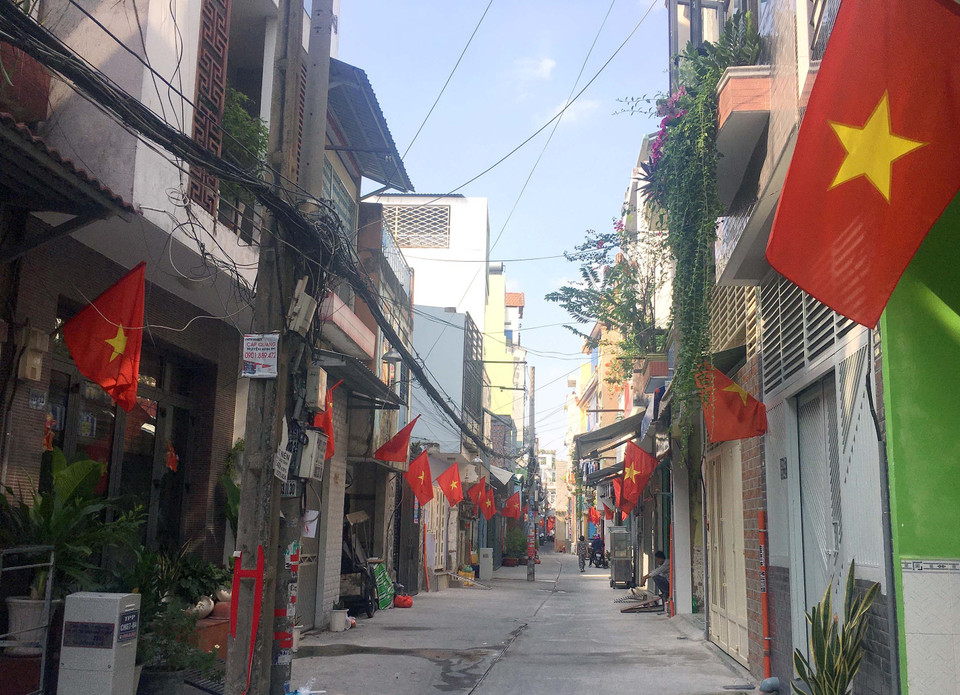 Cờ hoa được trang hoàng tại từng ngõ phố. (Ảnh: Thanh Vũ/TTXVN)