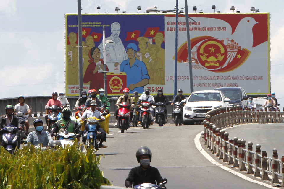 Panô, ápphích được đặt trên cầu Nguyễn Văn Cừ. (Ảnh: Thanh Vũ/TTXVN)