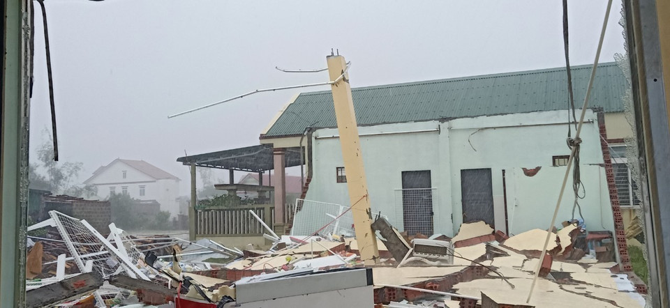 Nhiều hàng quán, nhà dân ở thị trấn Cửa Việt bị tốc mái, đổ sập. (Ảnh: Thanh Thủy/TTXVN)