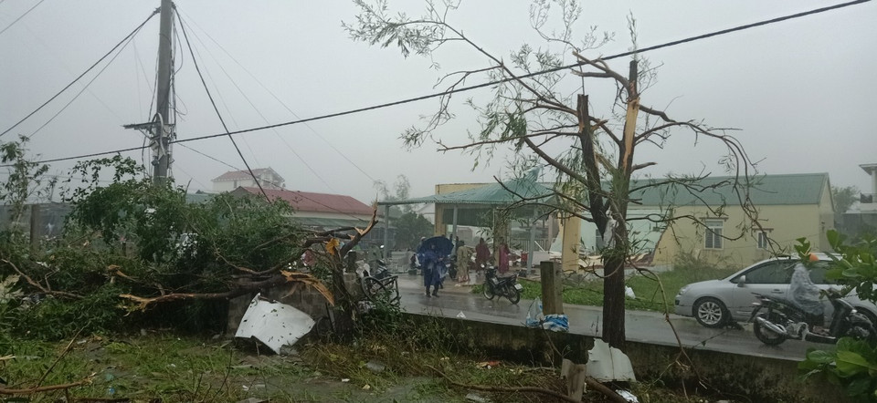 Trận lốc xoáy đã khiến khoảng 300 nhà dân bị tốc mái, trong đó có 180 hàng quán, 120 nhà dân. (Ảnh: Thanh Thủy/TTXVN)