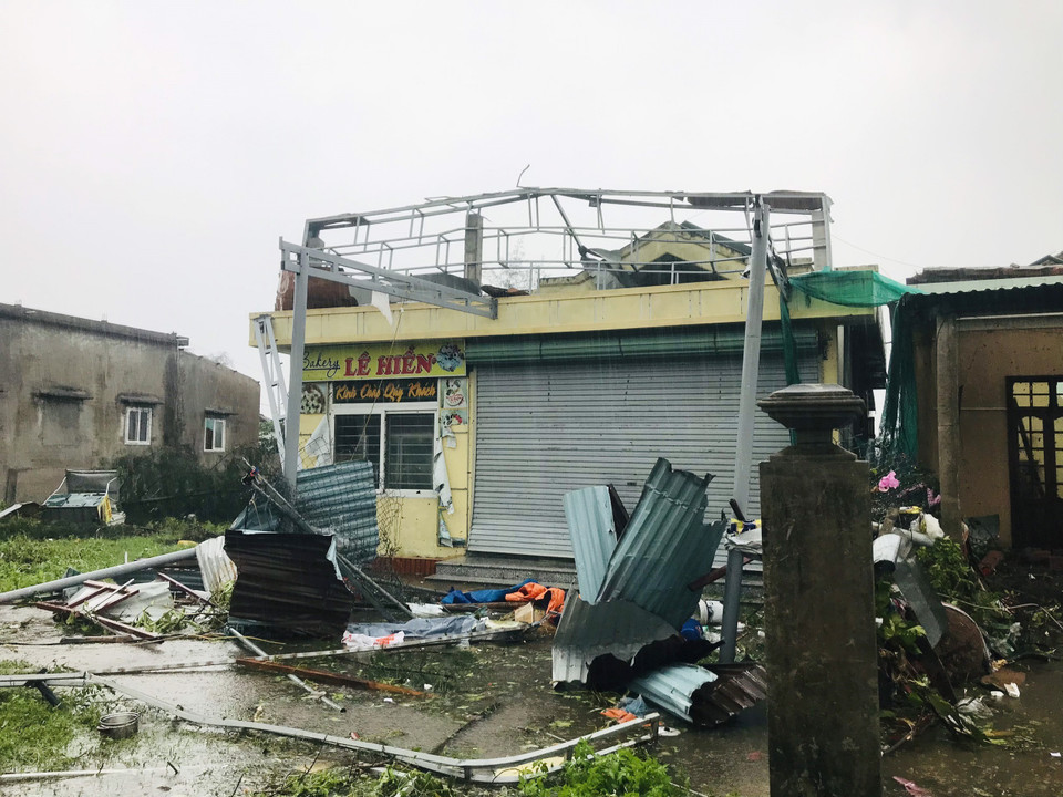 Nhiều hàng quán, nhà dân ở thị trấn Cửa Việt bị tốc mái. (Ảnh: Thanh Thủy/TTXVN)