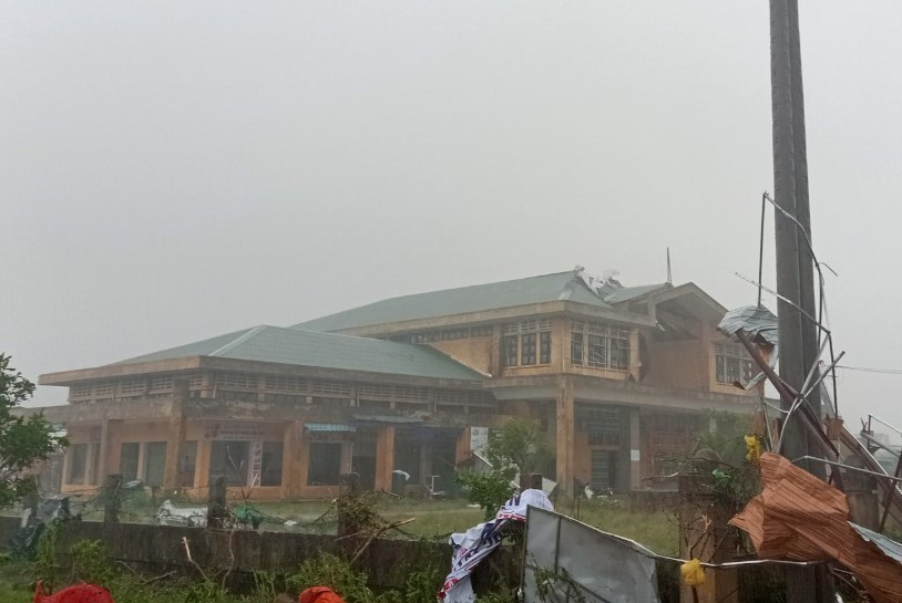 Chợ thị trấn Gio Linh bị tốc mái sau cơn lốc xoáy. (Ảnh: Thanh Thủy/TTXVN)