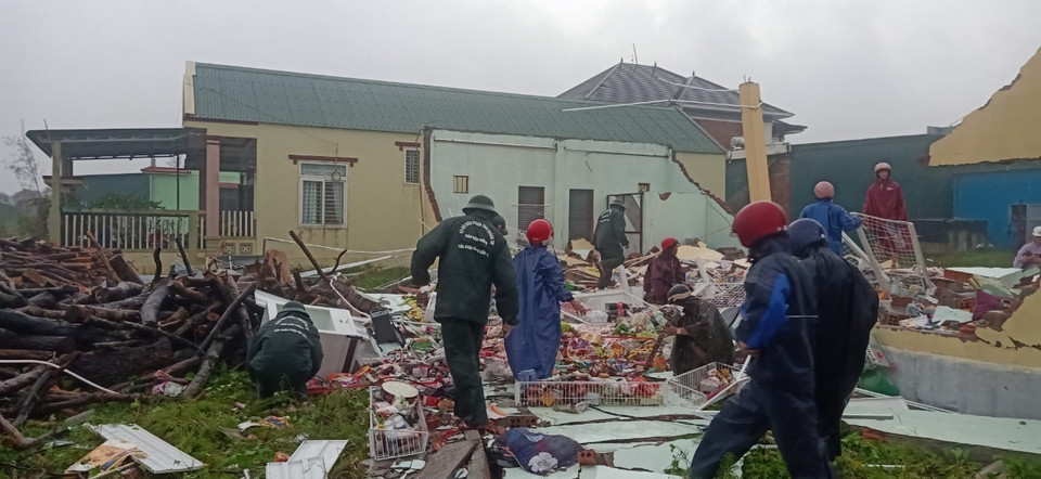 Các lực lượng chức năng hỗ trợ người dân khắc phục hậu quả sau cơn lốc xoáy. (Ảnh: Thanh Thủy/TTXVN)