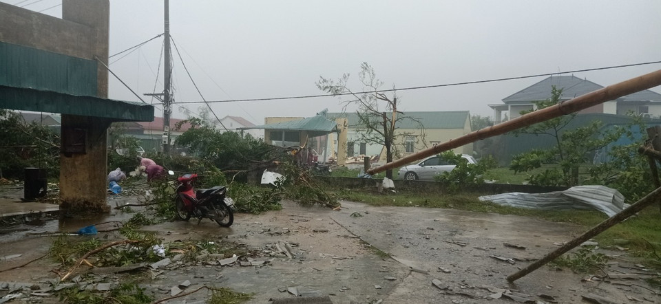 Đặc biệt, có 2 nhà dân bị sập hoàn toàn, 3 người bị thương. (Ảnh: Thanh Thủy/TTXVN)