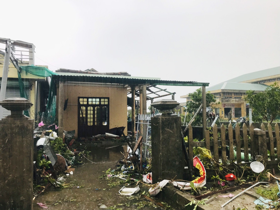 Nhiều hàng quán, nhà dân ở thị trấn Cửa Việt bị tốc mái. (Ảnh: Thanh Thủy/TTXVN)