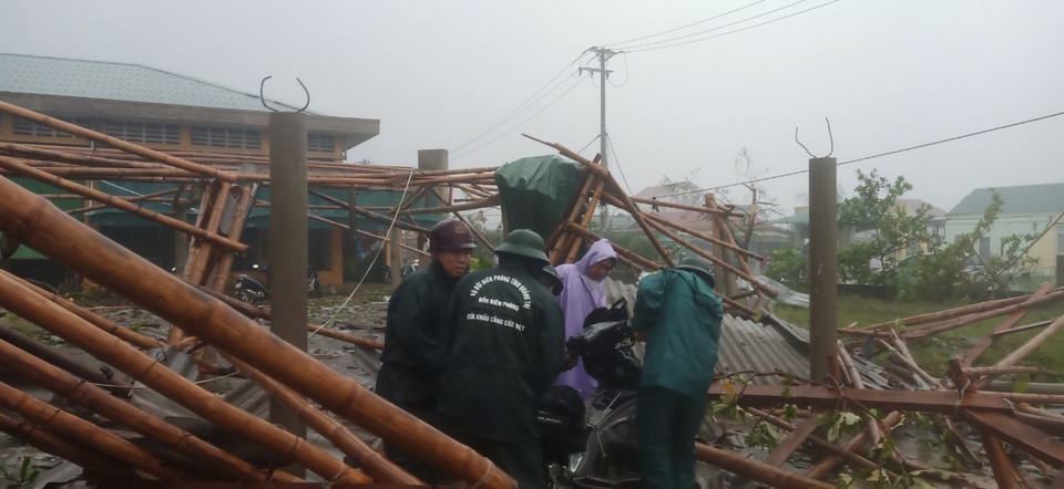 Các lực lược chức năng hỗ trợ người dân khắc phục hậu quả sau cơn lốc xoáy. (Ảnh: Thanh Thủy/TTXVN)