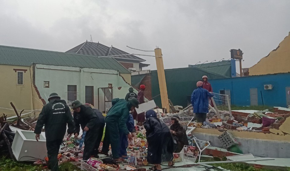 Hiện các lưc lượng chức năng đang có mặt tại hiện trường để khắc phục hậu quả, hỗ trợ người dân và thống kê thiệt hại…(Ảnh: Thanh Thủy/TTXVN)