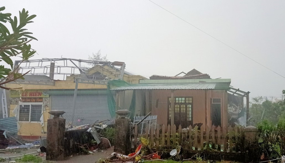 Nhiều hàng quán, nhà dân ở thị trấn Cửa Việt bị tốc mái, đổ sập. (Ảnh: Thanh Thủy/TTXVN)