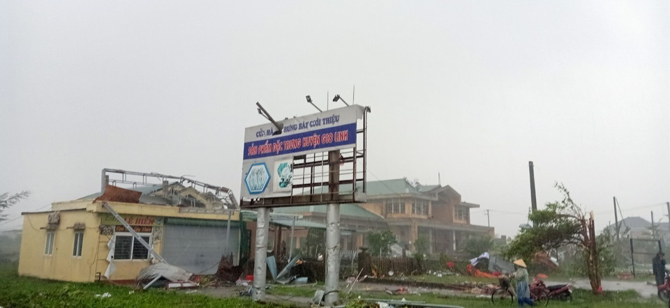 Chợ thị trấn Gio Linh bị tốc mái sau cơn lốc xoáy. (Ảnh: Thanh Thủy/TTXVN)