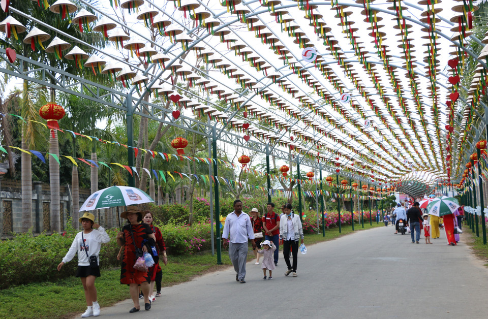 'Con đường nón lá' xác lập kỷ lục Guiness Việt Nam có chiều dài 400 mét, cao 7 mét, rộng 8 mét, sử dụng 19.500 kg sắt, treo 7.200 nón lá với 450 ngày công. (Ảnh: Chương Đài/TTXVN)
