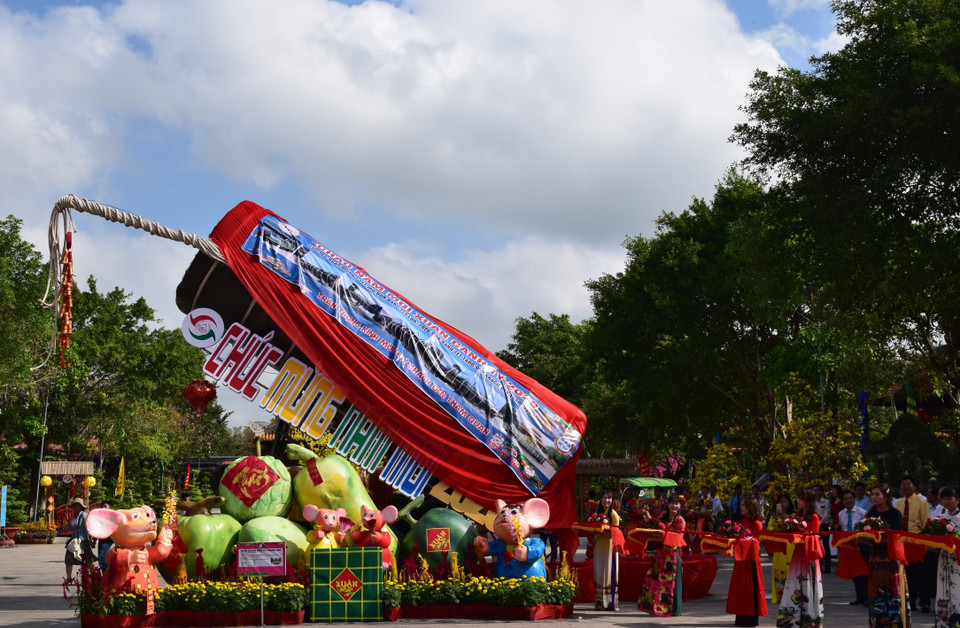 Đòn bánh tét lớn nhất Việt Nam dài 6 mét, đường kính 2 mét, chứa 2020 đòn bánh nhỏ, vỏ được làm từ 530kg sắt, tole các loại và được buộc bằng dây thừng, tổng trọng lượng 2.146kg. (Ảnh: Chương Đài/TTXVN)