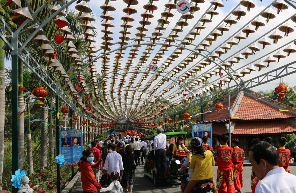'Con đường nón lá' xác lập kỷ lục Guiness Việt Nam có chiều dài 400 mét, cao 7 mét, rộng 8 mét, sử dụng 19.500 kg sắt, treo 7.200 nón lá với 450 ngày công. (Ảnh: Chương Đài/TTXVN)