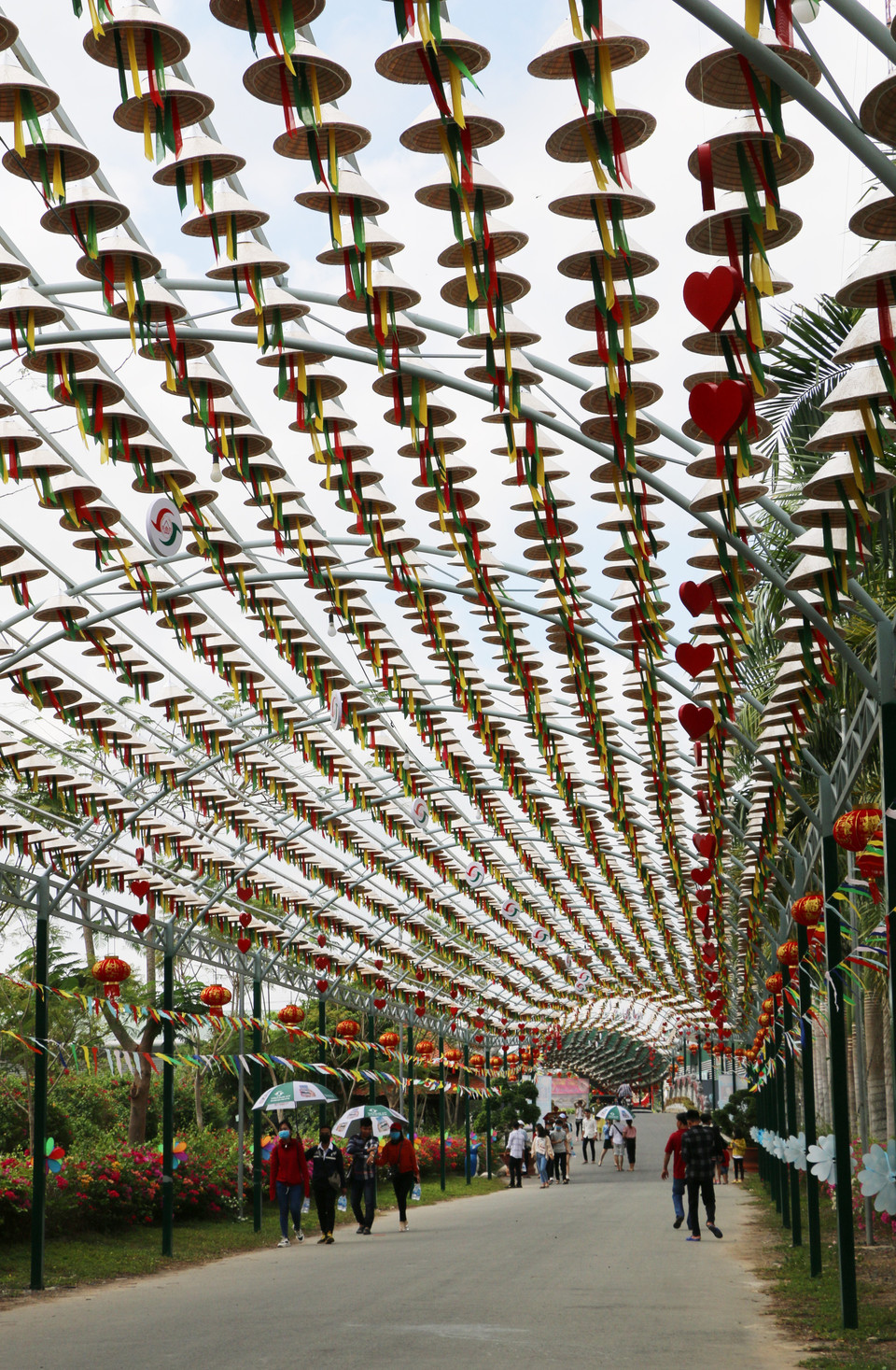 'Con đường nón lá' xác lập kỷ lục Guiness Việt Nam có chiều dài 400 mét, cao 7 mét, rộng 8 mét, sử dụng 19.500 kg sắt, treo 7.200 nón lá với 450 ngày công. (Ảnh: Chương Đài/TTXVN)