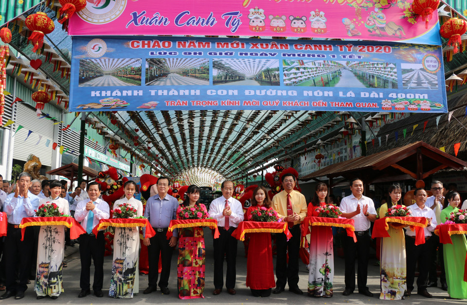 Lễ khánh thành 'con đường nón lá' xác lập kỷ lục Guiness Việt Nam. (Ảnh: Chương Đài/TTXVN)