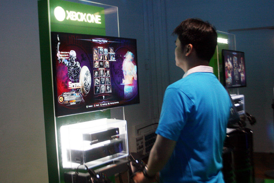 Trải nghiệm Xbox One. (Ảnh: T.H/Vietnam+)