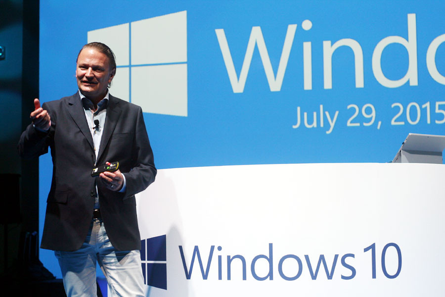 Ông Guenter Weimer, Giám đốc cao cấp khối Hệ điều hành Windows, Microsoft châu Á - Thái Bình Dương giới thiệu về Windows 10. (Ảnh: T.H/Vietnam+)