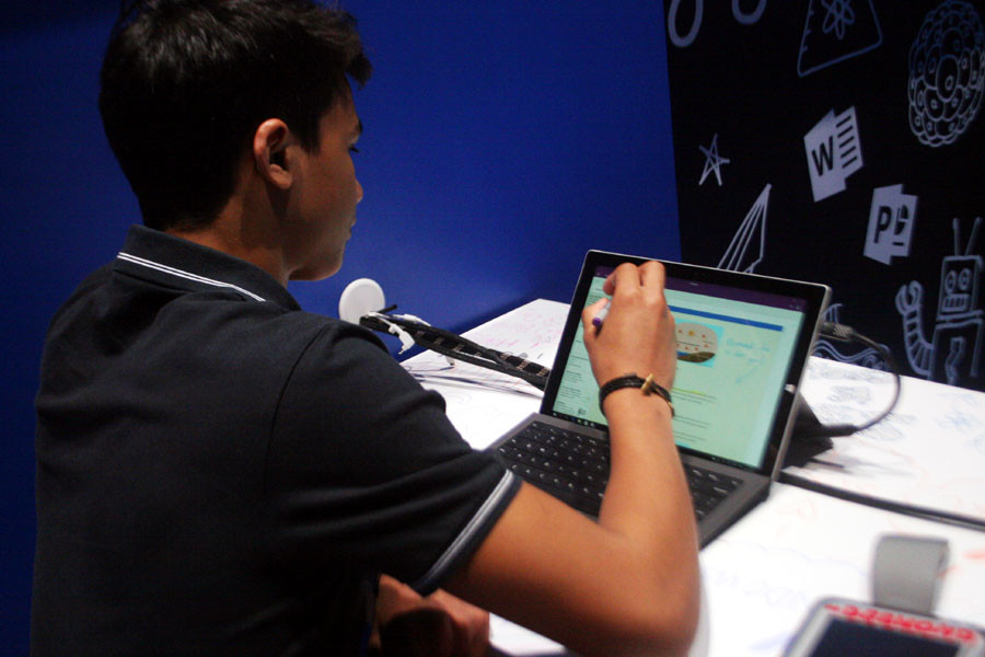 Dùng bút trải nghiệm Winndows 10. (Ảnh: T.H/Vietnam+)