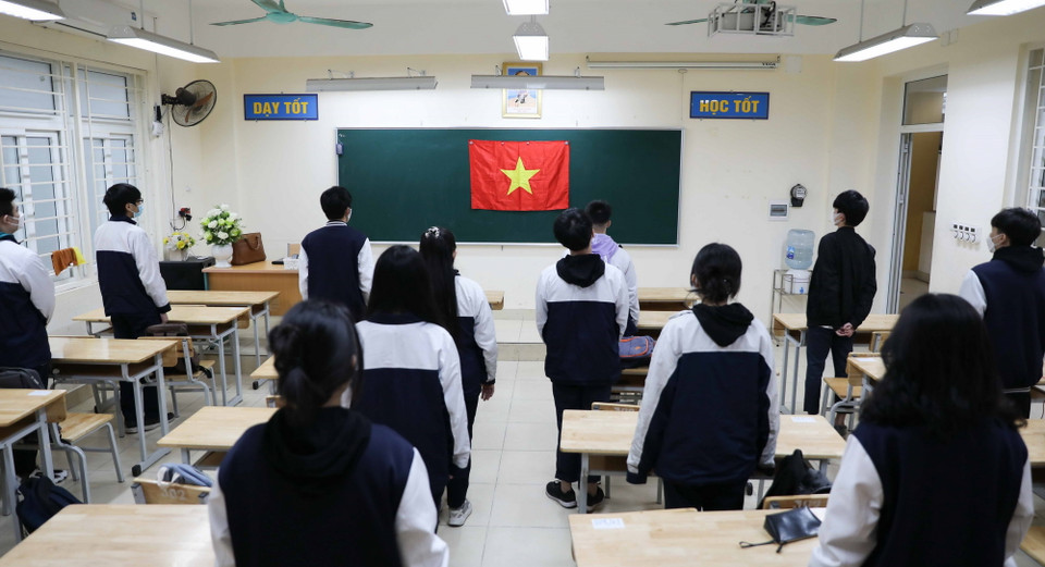 Học sinh trường THPT Trần Nhân Tông (quận Hai Bà Trưng) chào cờ trong sáng thứ Hai đầu tuần. (Ảnh: Thanh Tùng/TTXVN)