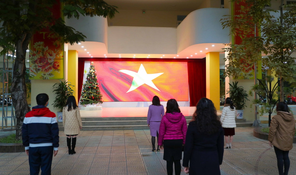 Cán bộ, giáo viên trường THPT Trần Nhân Tông (quận Hai Bà Trưng) chào cờ trong sáng thứ Hai đầu tuần. (Ảnh: Thanh Tùng/TTXVN)