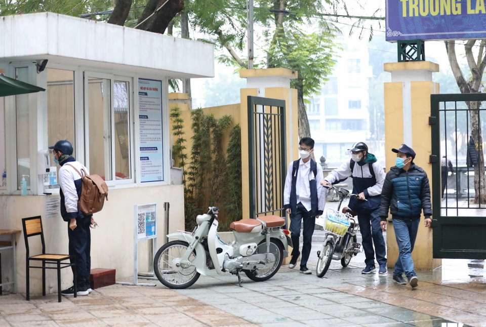 Học sinh lớp 12 trường THPT Trần Nhân Tông (quận Hai Bà Trưng) tới trường học trực tiếp từ sáng 10/1. (Ảnh: Thanh Tùng/TTXVN)