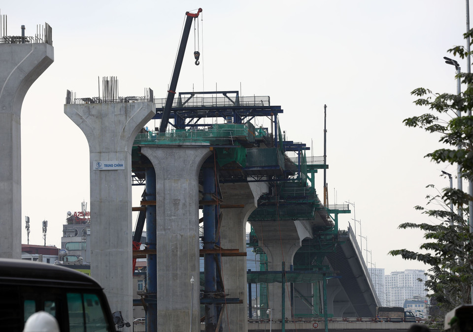 Các trụ cầu cạn trên tuyến đường vành đai 2 đoạn đường Đại La đã gần hoàn thành. (Ảnh: Huy Hùng/TTXVN)