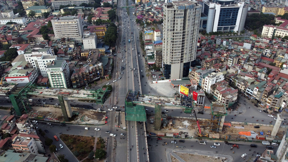 Toàn bộ nhịp cầu vượt tuyến cầu vượt Ngã Tư Vọng này được chia ra làm 9 ca đúc và chia ra hai đầu cùng thực hiện. (Ảnh: Huy Hùng/TTXVN)