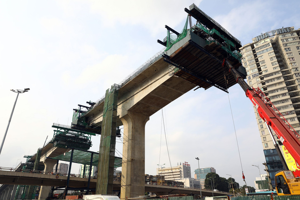 Tuyến cầu cạn vượt qua khu vực Ngã Tư Vọng đang dần hoàn thiện. (Ảnh: Huy Hùng/TTXVN)