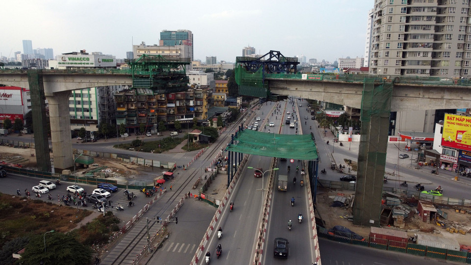 Nhịp cầu cạn vượt qua Ngã Tư Vọng có độ cao 28m. (Ảnh: Huy Hùng/TTXVN)