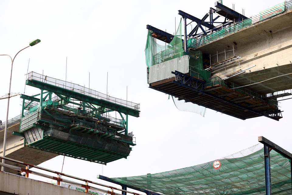 Toàn bộ nhịp cầu cạn qua cầu vượt Ngã Tư Vọng được chia ra làm 9 ca đúc và chia ra hai đầu cùng thực hiện. (Ảnh: Huy Hùng/TTXVN)