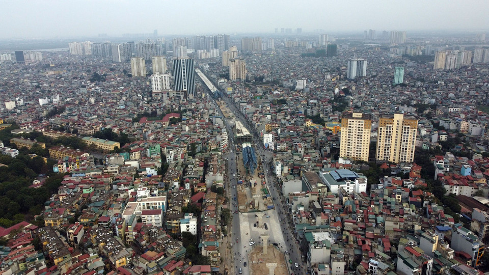 Đoạn đường Đại La đã được rào đường và tập trung thi công tuyến cầu cạn. (Ảnh: Huy Hùng/TTXVN)