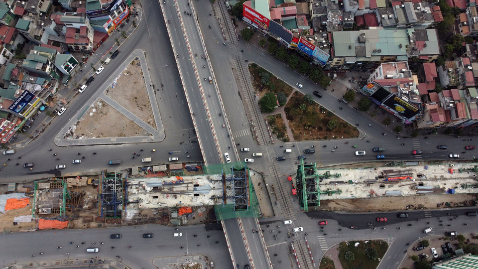 Dự án sử dụng công nghệ thi công cầu bê tông cốt thép trên đà giáo di động. (Ảnh: Huy Hùng/TTXVN)