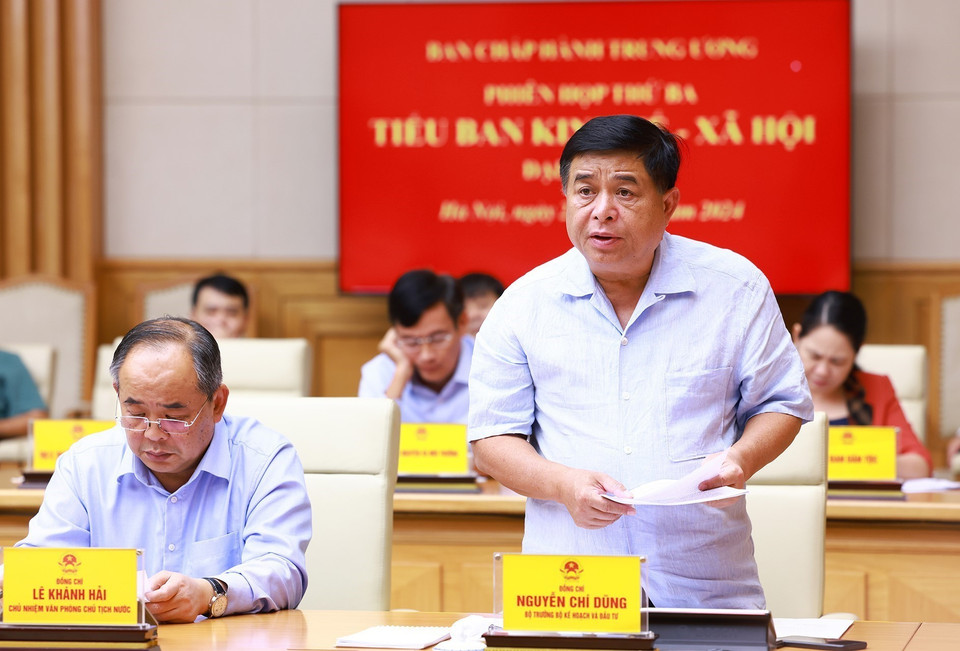 Bộ trưởng Bộ Kế hoạch và Đầu tư Nguyễn Chí Dũng, Tổ trưởng Tổ biên tập của Tiểu ban Kinh tế-xã hội Đại hội XIV trình bày dự thảo báo cáo chuyên đề Kinh tế-Xã hội. (Ảnh: Dương Giang/TTXVN)