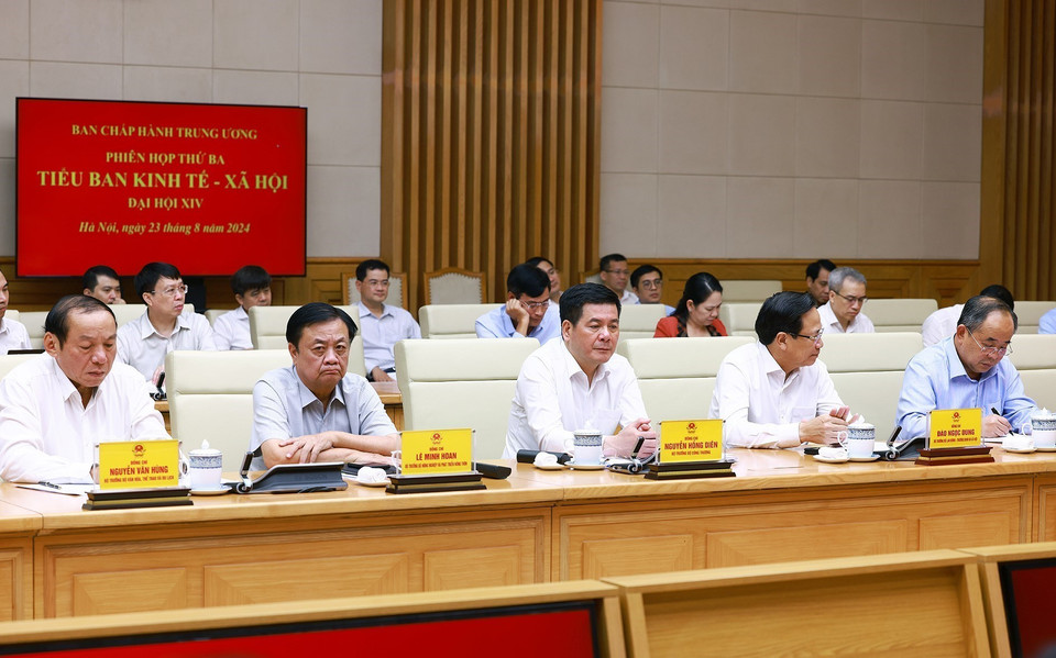Các thành viên Tiểu ban Kinh tế-xã hội Đại hội XIV của Đảng tham dự phiên họp. (Ảnh: Dương Giang/TTXVN)