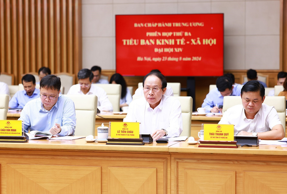 Các thành viên Tiểu ban Kinh tế-xã hội Đại hội XIV của Đảng tham dự phiên họp. (Ảnh: Dương Giang/TTXVN)