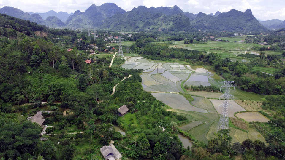 Đường dây 220 kV mạch kép đấu nối Trạm biến áp 220 kV Bắc Quang là công trình trọng điểm của Tập đoàn Điện lực nhằm giải tỏa hết công suất của các nhà máy thủy điện vừa và nhỏ trên địa bàn tỉnh Hà Giang lên hệ thống điện quốc gia.(Ảnh: Huy Hùng/TTXVN)