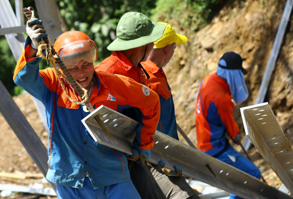 Mỗi tổ lắp cột thường có 12-13 người được chia làm 2 ca. (Ảnh: Huy Hùng/TTXVN)