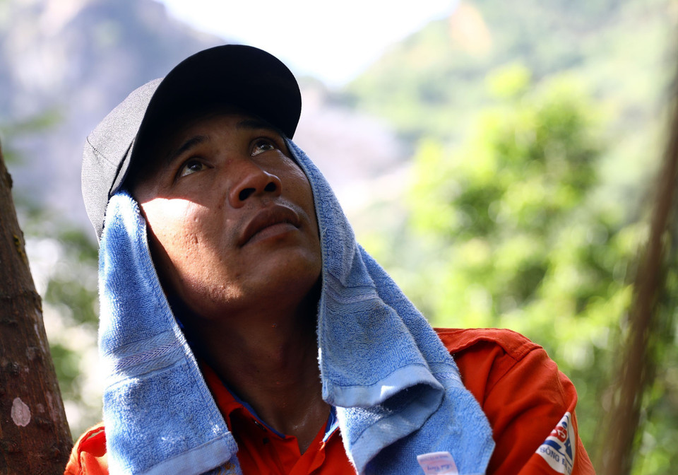 Công nhân Lò Văn Quang của Công ty Sông Đà thi công tại vị trí cột số 25. (Ảnh: Huy Hùng/TTXVN)