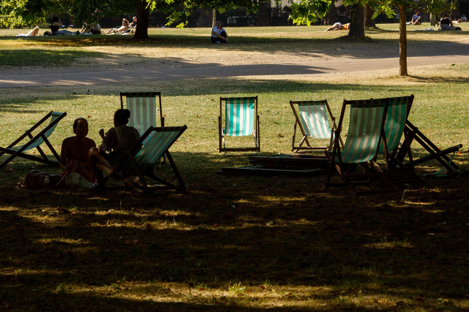 Người dân tránh nắng nóng tại một công viên ở London, Anh khi nhiệt độ lên cao kỷ lục trên 40 độ C, ngày 19/7. (Nguồn: THX/TTXVN)