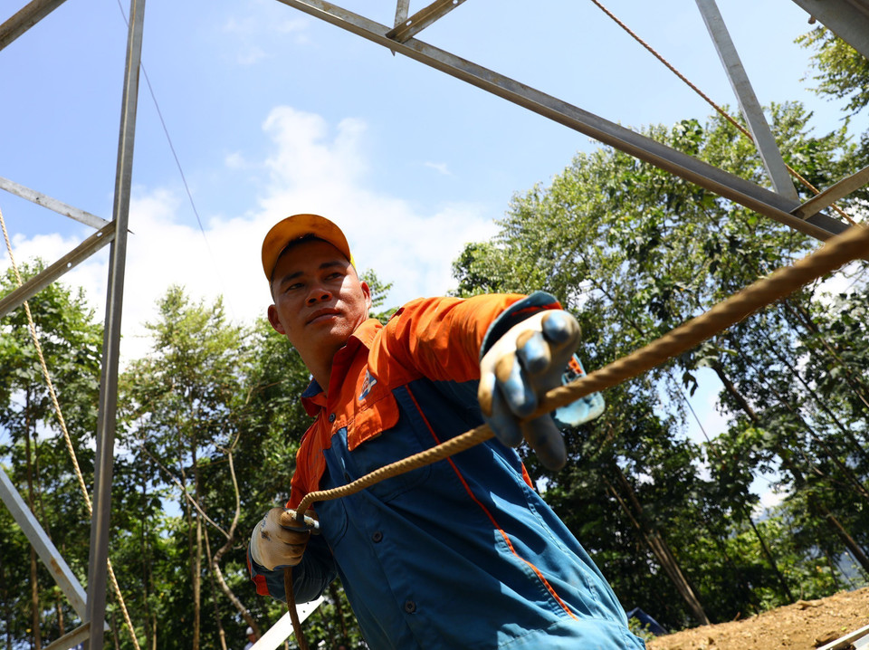 Công nhân Lò Văn Tiến, quê Điện Biên (Công ty CP Sông Đà 11) cho biết đây là một trong những điểm cao thi công nên việc vận chuyển, lắp đặt thiết bị gặp nhiều khó khăn. (Ảnh: Huy Hùng/TTXVN)