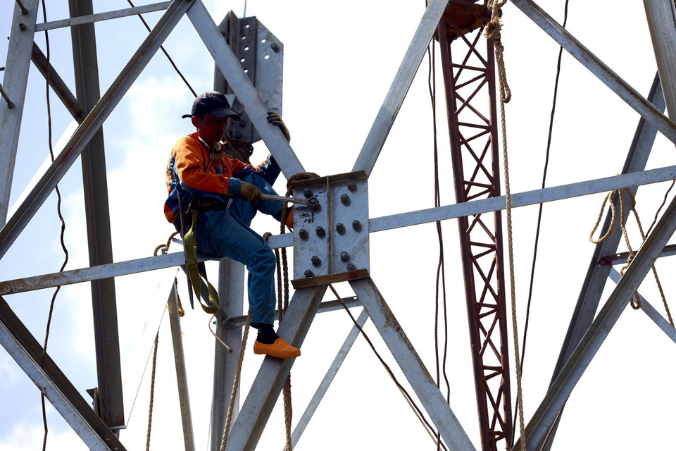 Để lắp đặt xong một vị trí cột thường mất khoảng từ 4- 6 ngày. Hàng ngày, anh em trong tổ phải dậy sớm đi bộ lên núi mất gần 1 tiếng đồng hồ để làm việc. (Ảnh: Huy Hùng/TTXVN)