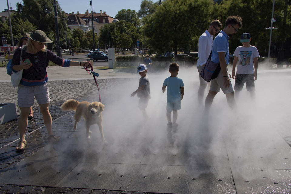 Người dân giải nhiệt tại đài phun nước ở Budapest, Hungary, ngày 19/7. (Nguồn: THX/TTXVN)