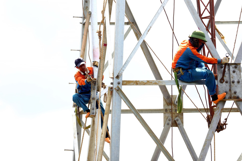 Giữa cái nóng của ngày hè tháng 7/2022, tại vùng cao Tây Bắc, những người thợ của Công ty Sông Đà 11 đang khẩn trương thi công tuyến đường dây 220kV đấu nối với trạm biến áp 220kV Bắc Quang (Hà Giang). (Ảnh: Huy Hùng/TTXVN)