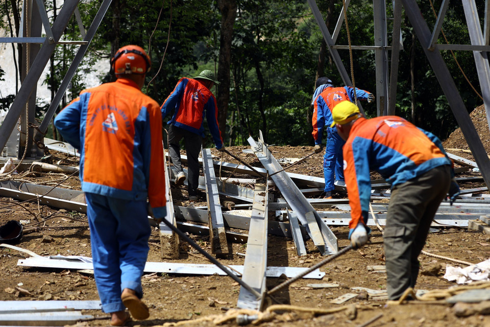 Nhiều công nhân đã bám nghề hơn 12 năm nên đã quen với mưa nắng, vất vả. (Ảnh: Huy Hùng/TTXVN)