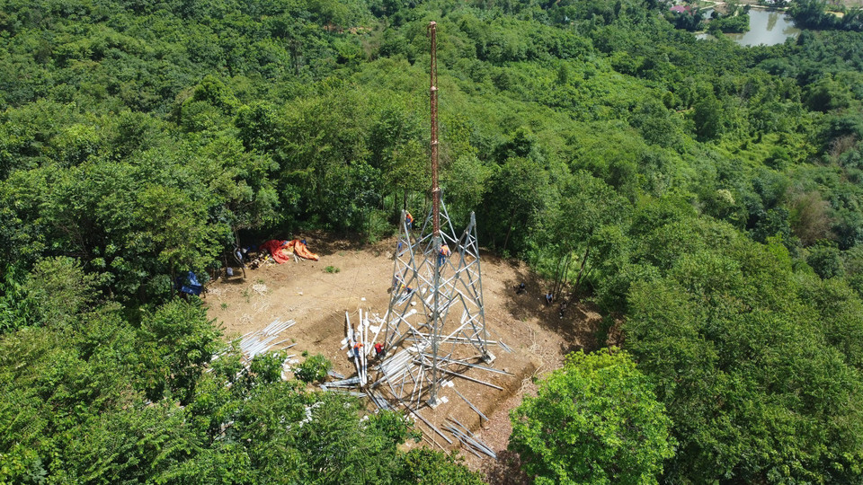 Cột điện 220kV tuyến đường dây nằm trên một sườn núi của xã Yên Thắng, huyện Lục Yên (Yên Bái), cách chân núi khoảng 1km. (Ảnh: Huy Hùng/TTXVN)