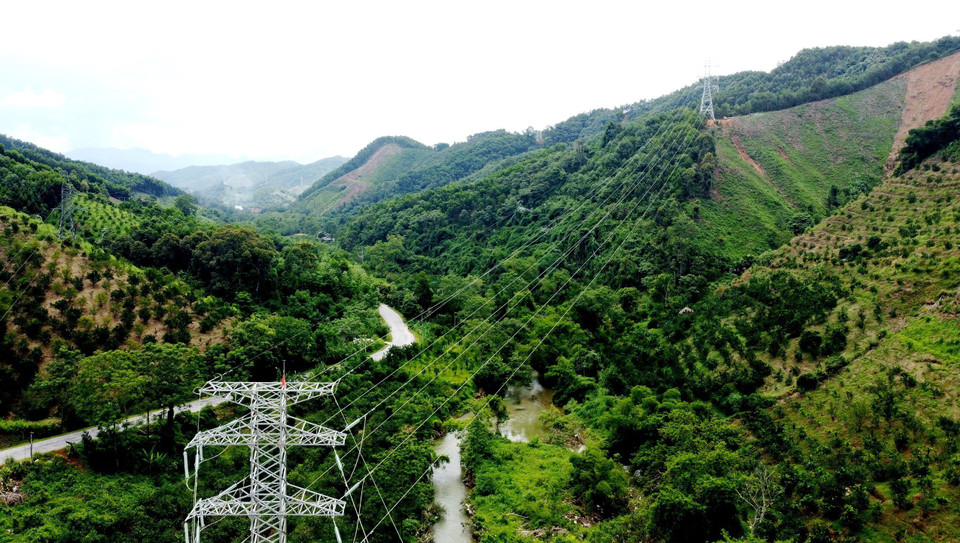 Tuyến đường dây đi qua nhiều nơi có địa hình hiểm trở khó khăn của vùng cao Tây Bắc. (Ảnh: Huy Hùng/TTXVN)