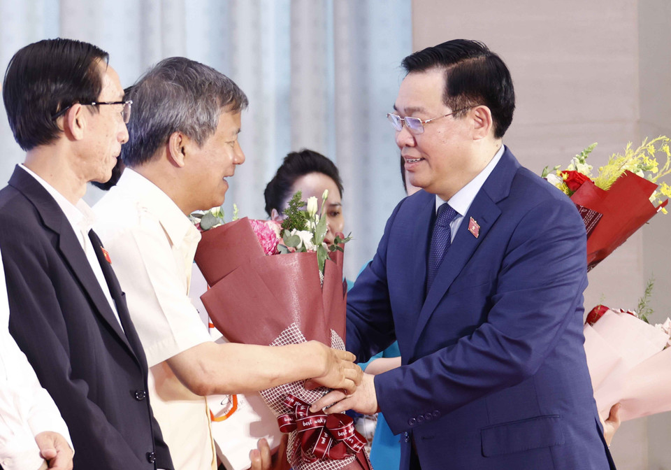 Chủ tịch Quốc hội Vương Đình Huệ tặng hoa và quà lưu niệm cho các đại biểu Quốc hội khóa XV là nhà khoa học. (Ảnh: Doãn Tấn/TTXVN)